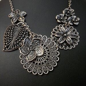 Elegant Silver Floral Necklace
